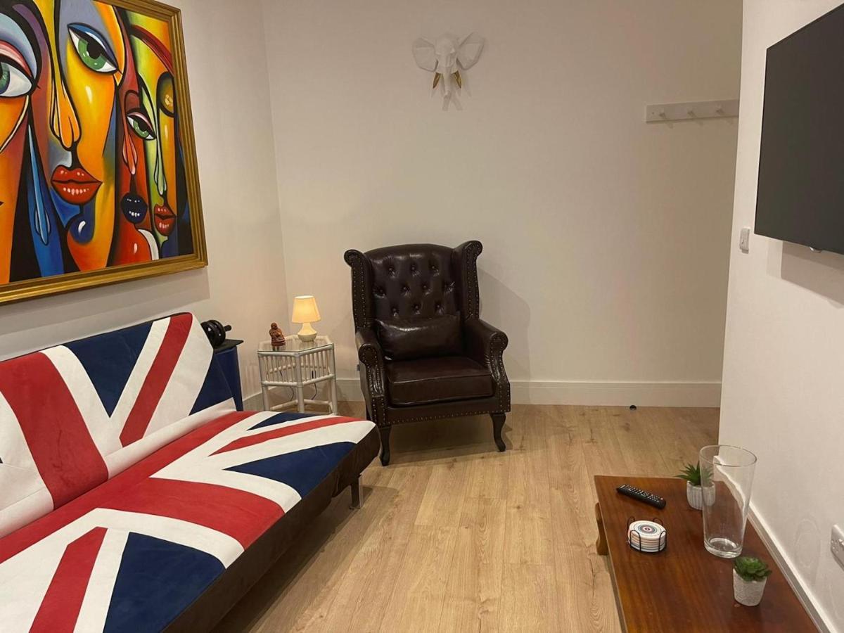 Bagshot Pennyhill Camberley Ascot Luxury 2 Beds 1 Bath Sleeps 4 Pets Ok Permit Parking Apartment Exterior photo