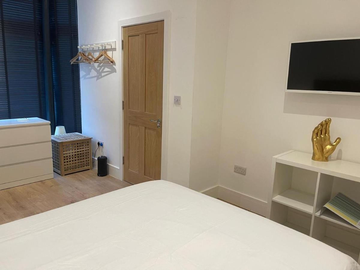 Bagshot Pennyhill Camberley Ascot Luxury 2 Beds 1 Bath Sleeps 4 Pets Ok Permit Parking Apartment Exterior photo